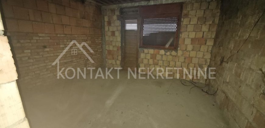 Prodaje Se Dvojna Kuća Sa Dodatnim Objektima Na 4.5a Placa