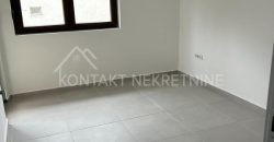 Četvorosoban Stan ili Poslovni Prostor Za Izdavanje