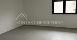 Četvorosoban Stan ili Poslovni Prostor Za Izdavanje
