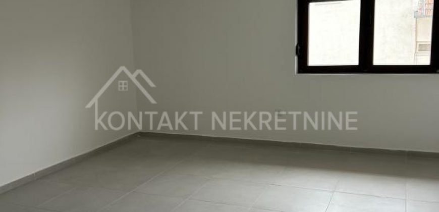 Četvorosoban Stan ili Poslovni Prostor Za Izdavanje