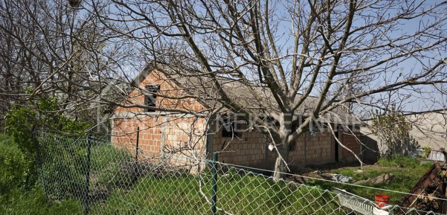 Prostrana Porodična Kuća Sa Dvorištem – Donji Petrovci
