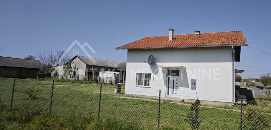 Prostrana Porodična Kuća Sa Dvorištem – Donji Petrovci