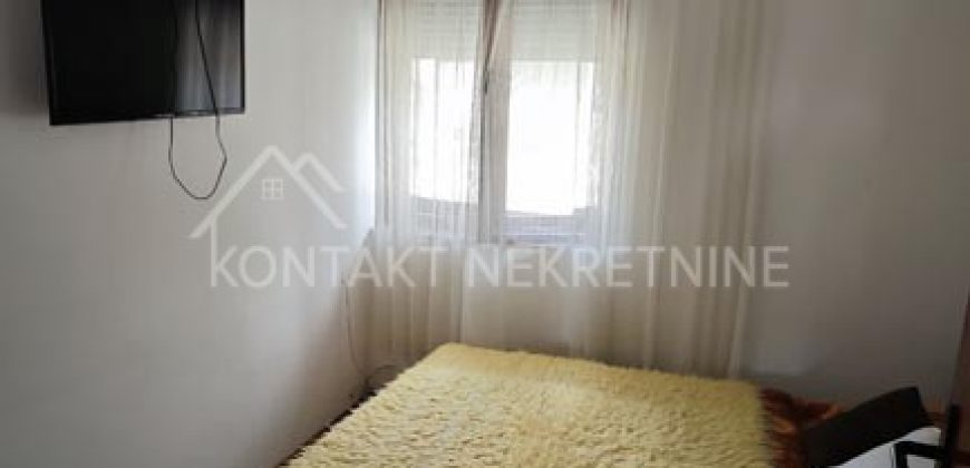Višefunkcionalna Nekretnina U Vrdniku – Tri objekta, Idealno Za Život I Izdavanje