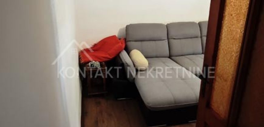 Višefunkcionalna Nekretnina U Vrdniku – Tri objekta, Idealno Za Život I Izdavanje