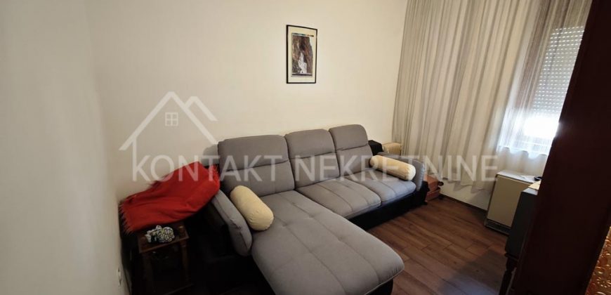 Višefunkcionalna Nekretnina U Vrdniku – Tri objekta, Idealno Za Život I Izdavanje