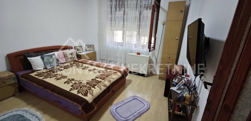 Višefunkcionalna Nekretnina U Vrdniku – Tri objekta, Idealno Za Život I Izdavanje