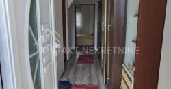 Višefunkcionalna Nekretnina U Vrdniku – Tri objekta, Idealno Za Život I Izdavanje