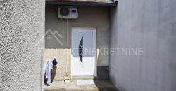 Višefunkcionalna Nekretnina U Vrdniku – Tri objekta, Idealno Za Život I Izdavanje