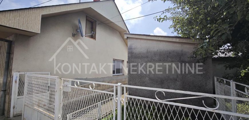 Višefunkcionalna Nekretnina U Vrdniku – Tri objekta, Idealno Za Život I Izdavanje