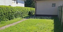 Dvojna Kuća Sa Dvorištem – Funkcionalan Dom U Blizini Vrtića