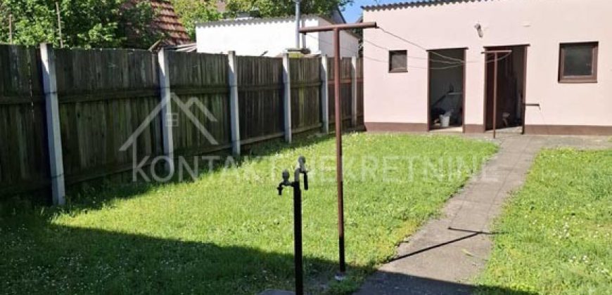 Dvojna Kuća Sa Dvorištem – Funkcionalan Dom U Blizini Vrtića