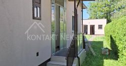Dvojna Kuća Sa Dvorištem – Funkcionalan Dom U Blizini Vrtića