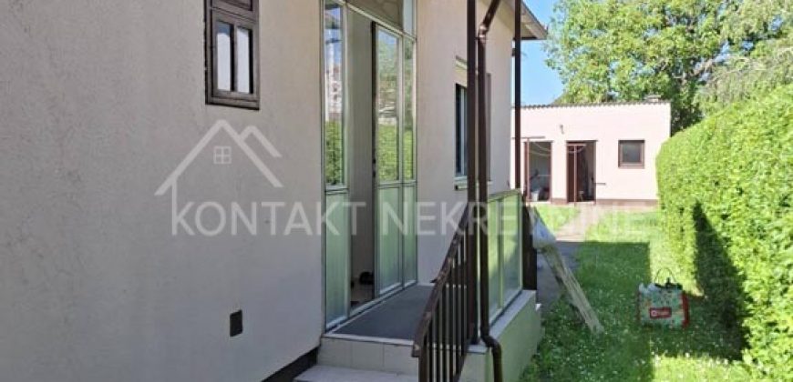 Dvojna Kuća Sa Dvorištem – Funkcionalan Dom U Blizini Vrtića