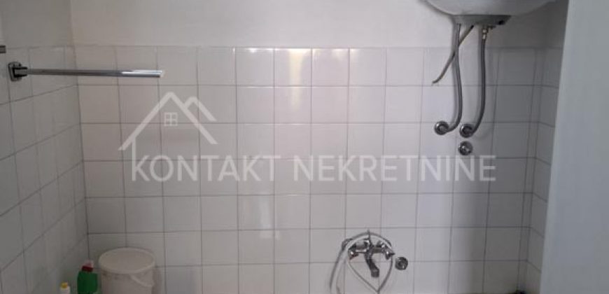 Dvojna Kuća Sa Dvorištem – Funkcionalan Dom U Blizini Vrtića