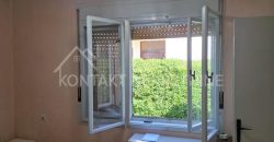 Dvojna Kuća Sa Dvorištem – Funkcionalan Dom U Blizini Vrtića