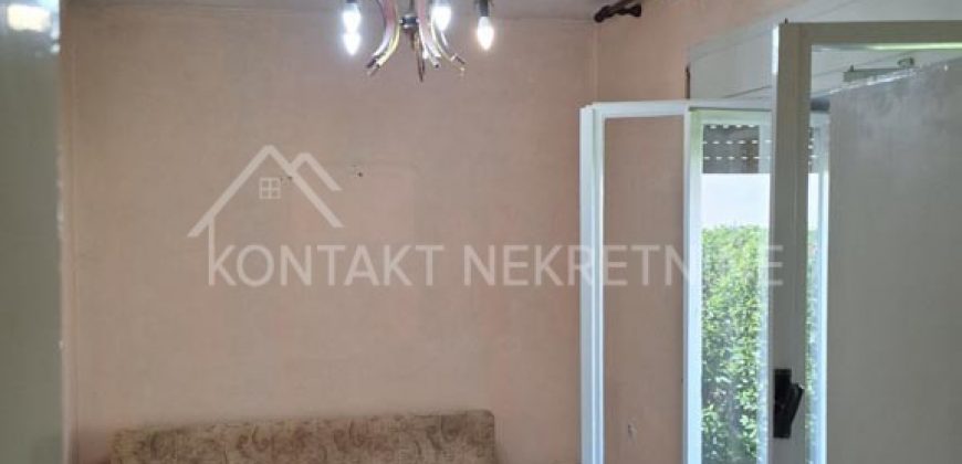 Dvojna Kuća Sa Dvorištem – Funkcionalan Dom U Blizini Vrtića