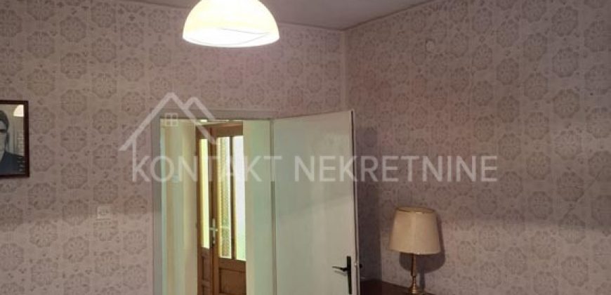 Dvojna Kuća Sa Dvorištem – Funkcionalan Dom U Blizini Vrtića