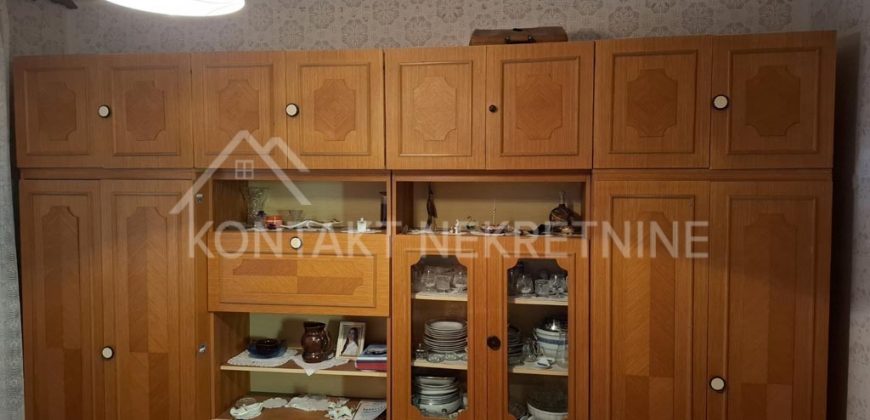 Dvojna Kuća Sa Dvorištem – Funkcionalan Dom U Blizini Vrtića