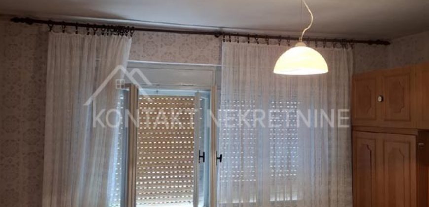 Dvojna Kuća Sa Dvorištem – Funkcionalan Dom U Blizini Vrtića