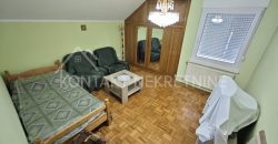 Prostrana Porodična Kuća Sa Uređenim Dvorištem I Pogledom Na Frušku Goru