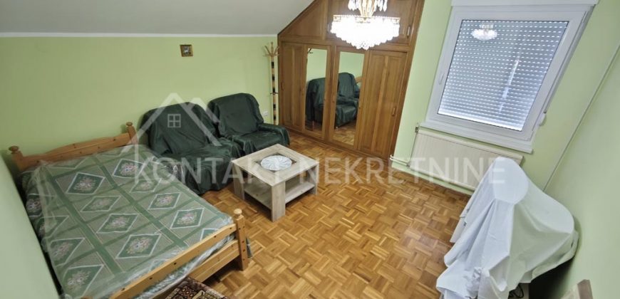 Prostrana Porodična Kuća Sa Uređenim Dvorištem I Pogledom Na Frušku Goru