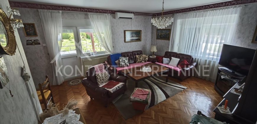 Prostrana Porodična Kuća Sa Uređenim Dvorištem I Pogledom Na Frušku Goru