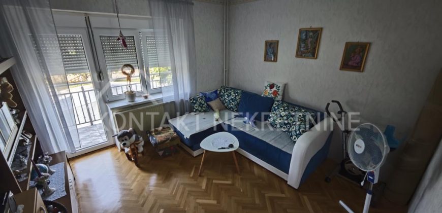 Prostrana Porodična Kuća Sa Uređenim Dvorištem I Pogledom Na Frušku Goru