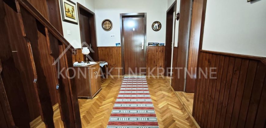 Prostrana Porodična Kuća Sa Uređenim Dvorištem I Pogledom Na Frušku Goru