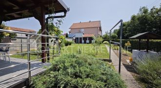 Prostrana Porodična Kuća Sa Uređenim Dvorištem I Pogledom Na Frušku Goru