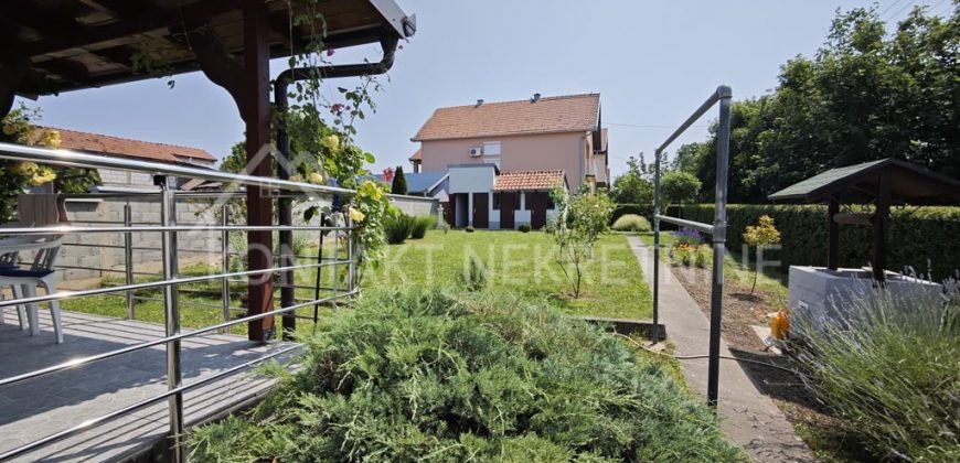 Prostrana Porodična Kuća Sa Uređenim Dvorištem I Pogledom Na Frušku Goru