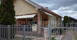 Kompletno Nameštena Prizemna Kuća Sa Uređenim Dvorištem U Ašanji