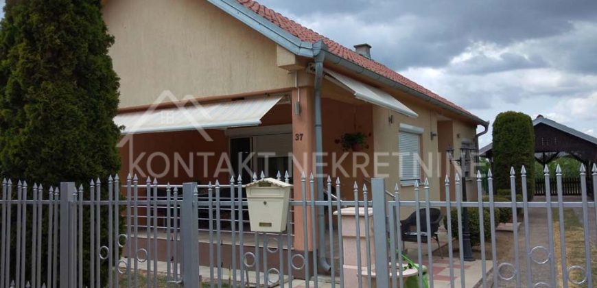 Kompletno Nameštena Prizemna Kuća Sa Uređenim Dvorištem U Ašanji