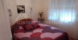 Kompletno Nameštena Prizemna Kuća Sa Uređenim Dvorištem U Ašanji