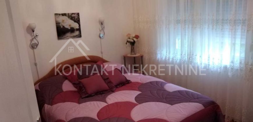 Kompletno Nameštena Prizemna Kuća Sa Uređenim Dvorištem U Ašanji