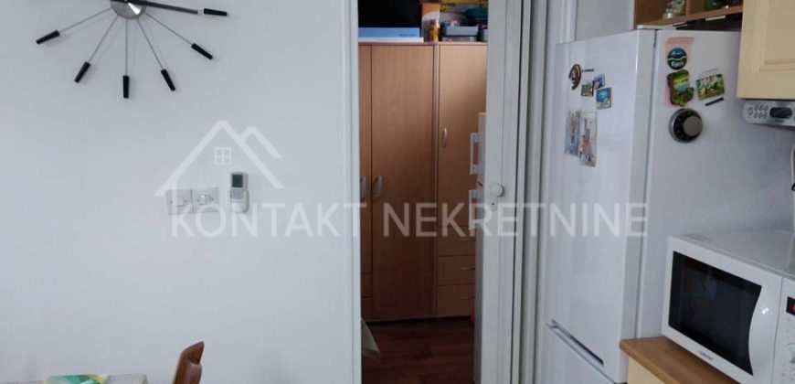 Kompletno Nameštena Prizemna Kuća Sa Uređenim Dvorištem U Ašanji