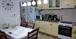 Kompletno Nameštena Prizemna Kuća Sa Uređenim Dvorištem U Ašanji