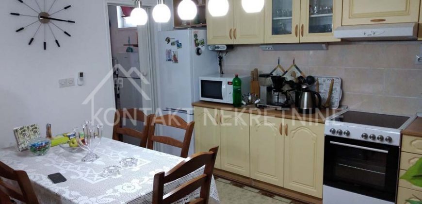 Kompletno Nameštena Prizemna Kuća Sa Uređenim Dvorištem U Ašanji