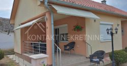 Kompletno Nameštena Prizemna Kuća Sa Uređenim Dvorištem U Ašanji