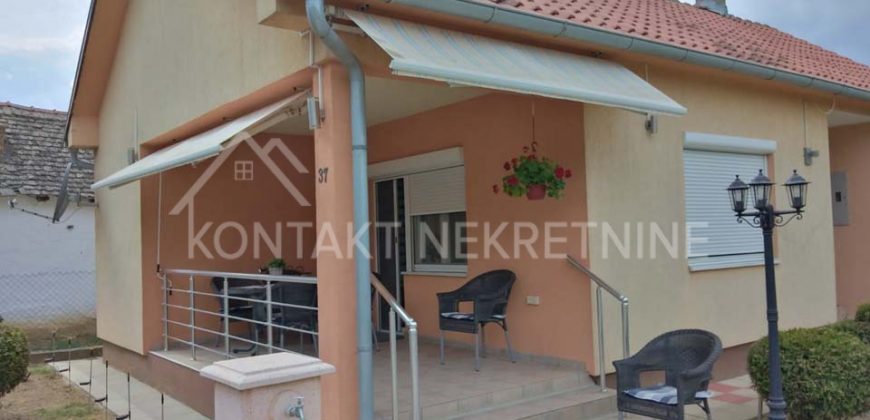 Kompletno Nameštena Prizemna Kuća Sa Uređenim Dvorištem U Ašanji