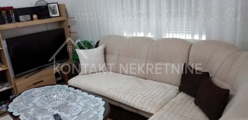 Kompletno Nameštena Prizemna Kuća Sa Uređenim Dvorištem U Ašanji