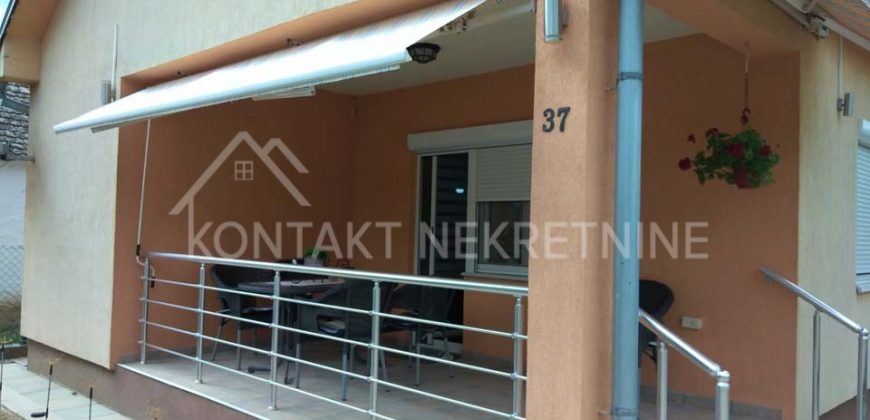 Kompletno Nameštena Prizemna Kuća Sa Uređenim Dvorištem U Ašanji