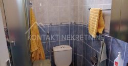 Kompletno Nameštena Prizemna Kuća Sa Uređenim Dvorištem U Ašanji