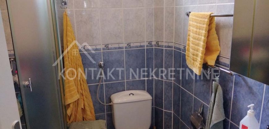Kompletno Nameštena Prizemna Kuća Sa Uređenim Dvorištem U Ašanji