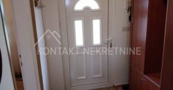 Kompletno Nameštena Prizemna Kuća Sa Uređenim Dvorištem U Ašanji