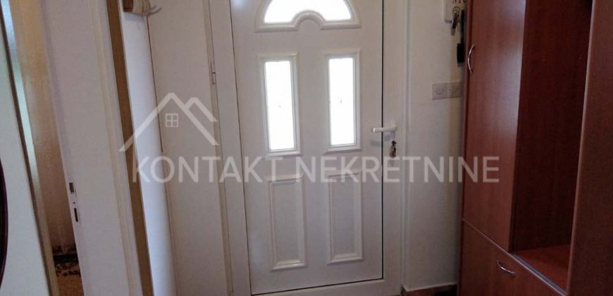 Kompletno Nameštena Prizemna Kuća Sa Uređenim Dvorištem U Ašanji